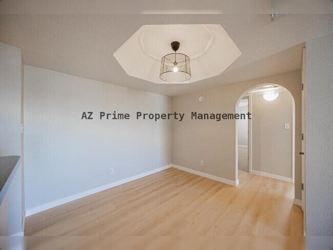 Building Photo - 1880 E Morten Ave