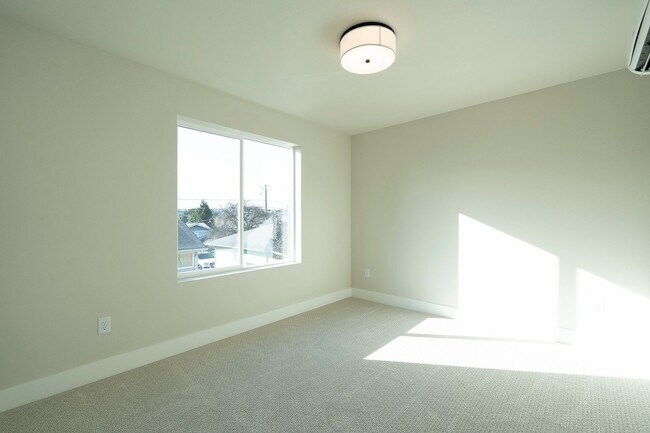 Building Photo - 2 Weeks Free W Approved Application by 08/...