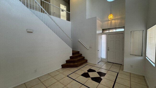 Building Photo - Pool & Spa plus 4 bedrooms