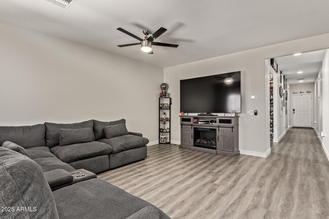 Building Photo - 11204 W Mobile Ln