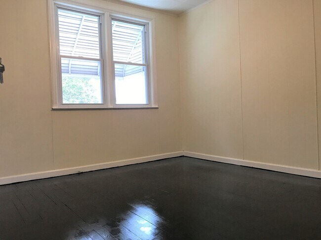 Building Photo - 3 Bedroom Townhome in Morrell Park - Finis...