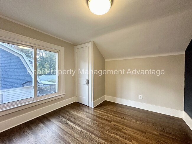 Building Photo - 310 W Hazelhurst St