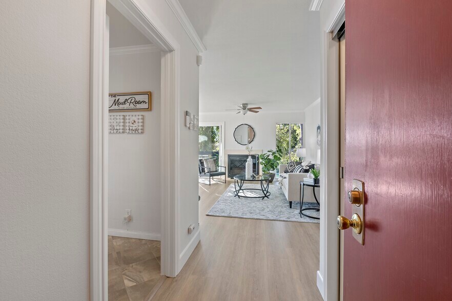 Building Photo - 1025 Shell Blvd