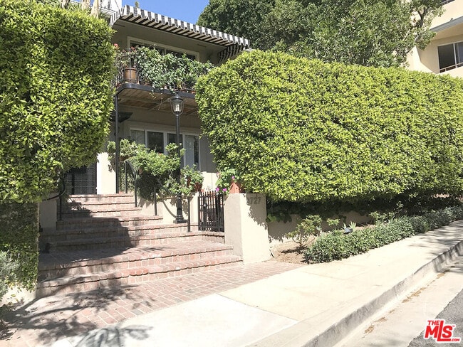 Building Photo - 8727 Shoreham Dr