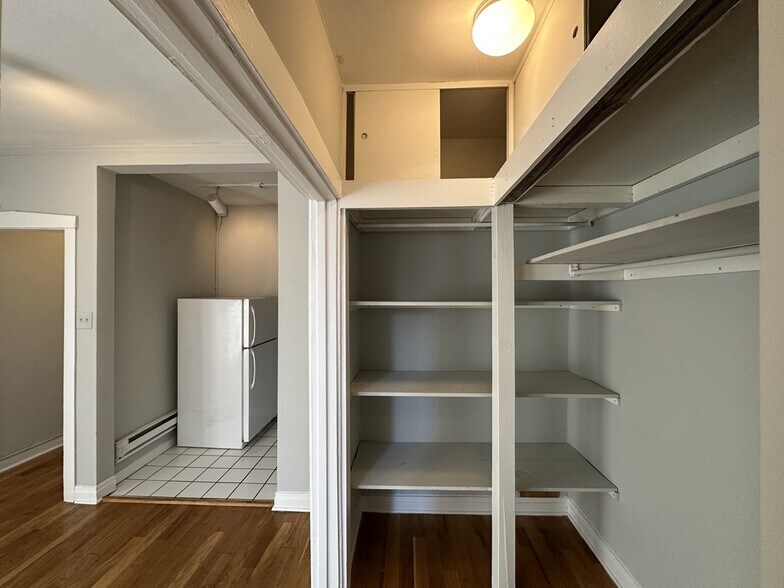 Building Photo - 516 W Melrose St