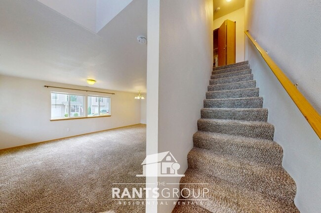 Building Photo - Spacious 3 Bed, 2.5 Bath Townhome in Lacey...