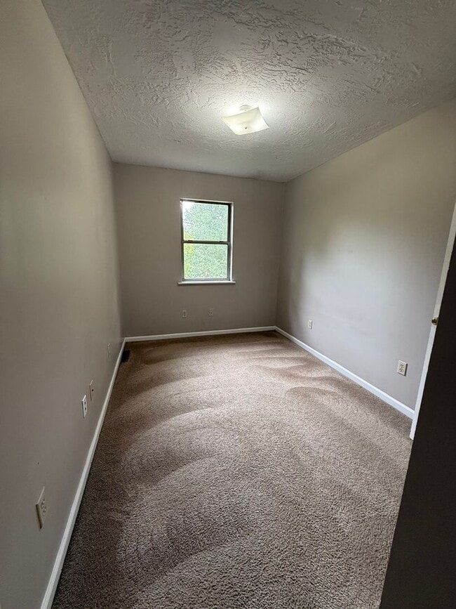 Building Photo - University Place 1- Charming Townhouse Apartment