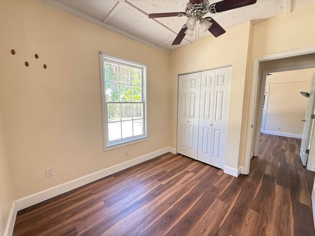 Building Photo - 3/2 Cottage Available! No deposit if qualified!