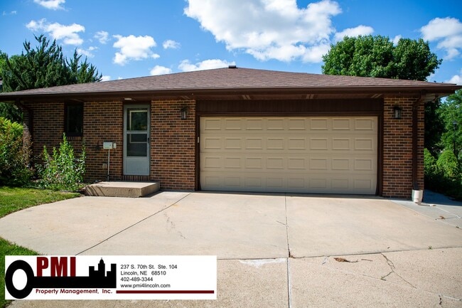 Building Photo - 3 Bedroom and 2 bathroom Colonial Hills Ho...