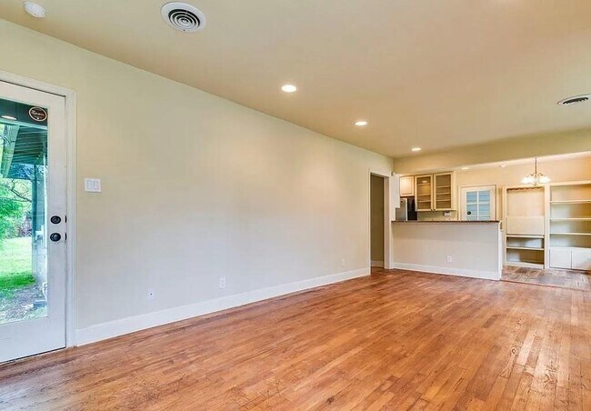 Building Photo - 4902 Valley Oak Dr