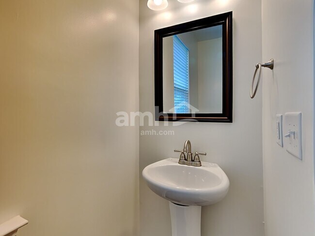 Building Photo - 614 Redbud Ln