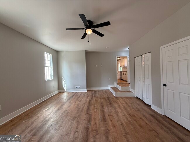 Building Photo - 115 E Greenwood Dr