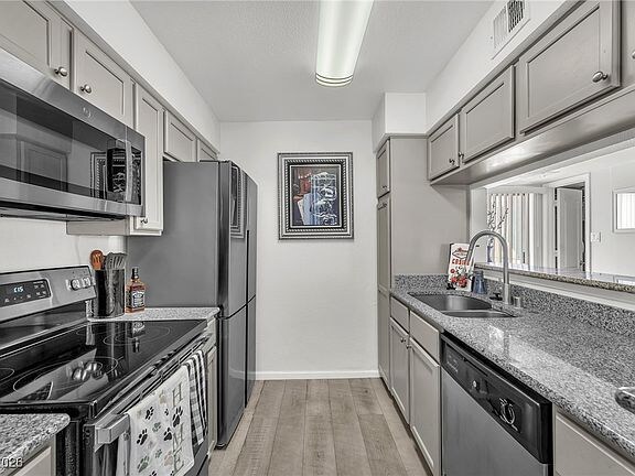 Building Photo - 714 Oakmont Ave