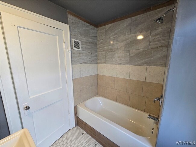 Building Photo - 693 Lasalle Ave