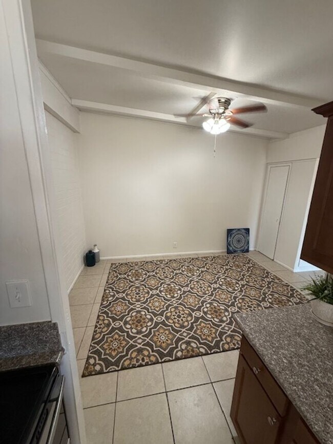 Building Photo - Freshly Updated 2 Bed / 1 Bath Apartment in Glendale!