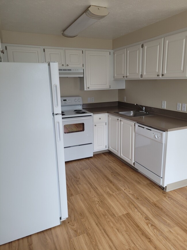 Building Photo - Hidden Oaks