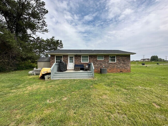 Building Photo - 3 bedroom/1 bathroom home in Central, SC