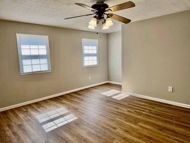 Building Photo - 815 Clareridge Ln