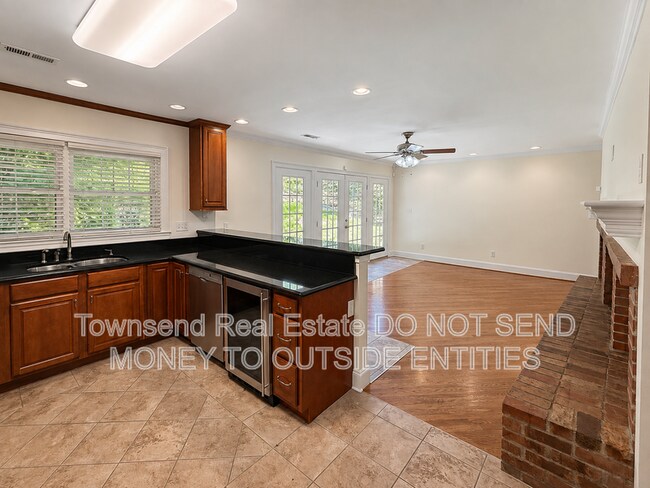 Building Photo - 342 Devane St