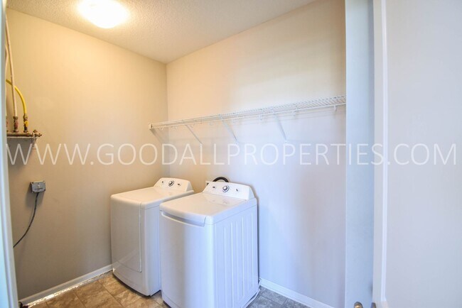 Building Photo - 2 Bedroom 2.5 Bath end unit Townhome in West Des Moines with attached garage