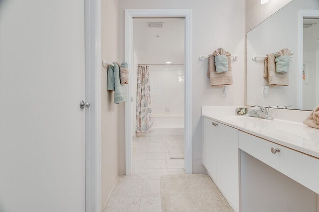 Building Photo - Direct Oceanfront Furnished Condo with Bre...