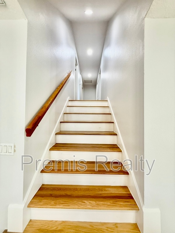 Building Photo - 957 Weathersfield Dr