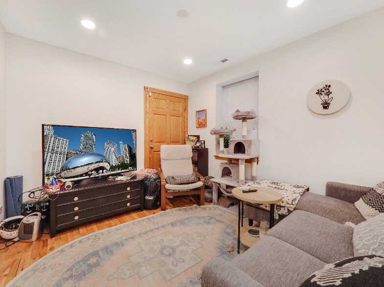 Building Photo - 2425 N Greenview Ave
