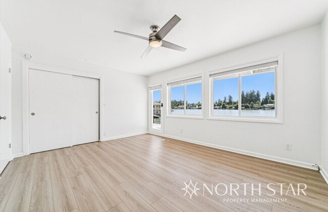 Building Photo - Newly renovated stunning lakefront home.