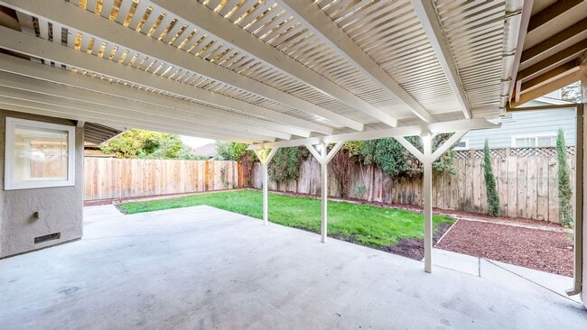 Building Photo - Meticulously Maintained Four Bedroom Singl...