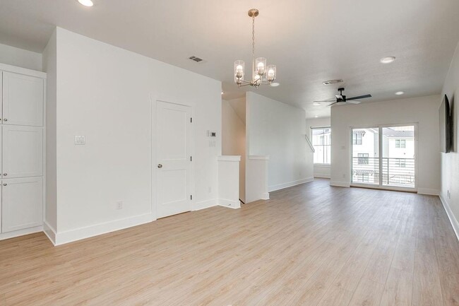 Building Photo - 2333 Benbrook Blvd