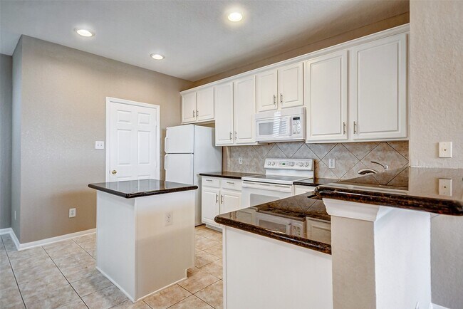 Building Photo - 2022 Ridge Wood Ln