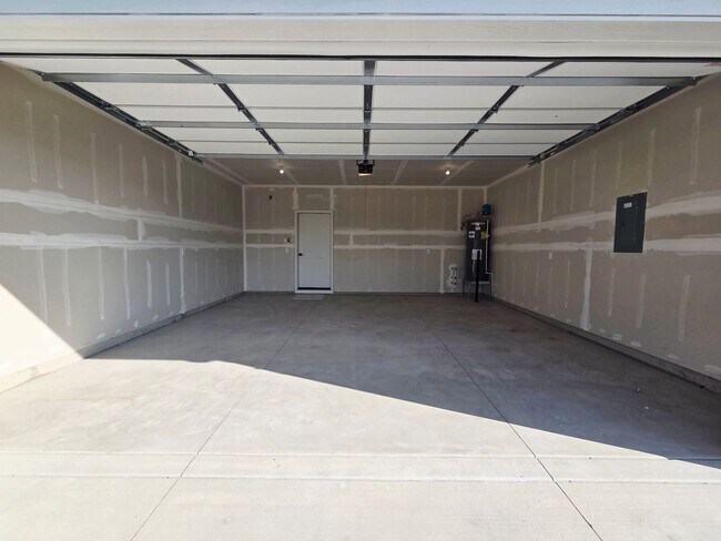 Building Photo - 560 Desert Rose Ave