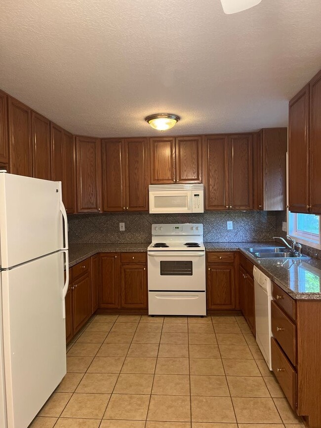 Building Photo - 494 Radcliff Dr