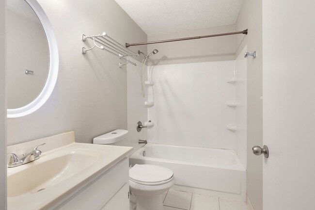 Building Photo - Spacious 3/2.5 Split Level w/ Large Bonus Room and Private Backyard!