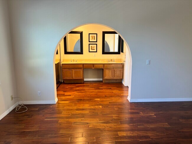 Building Photo - 3069 Charlotte St