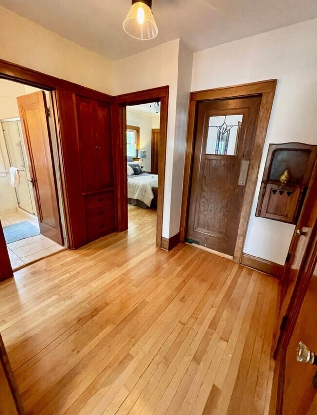 Building Photo - Beautiful  2 Bedroom + Den(3rd bedroom) Bungalow in Wauwatosa