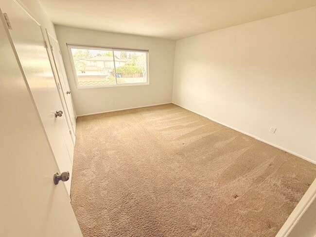 Building Photo - Hidden Valley Townhome Available