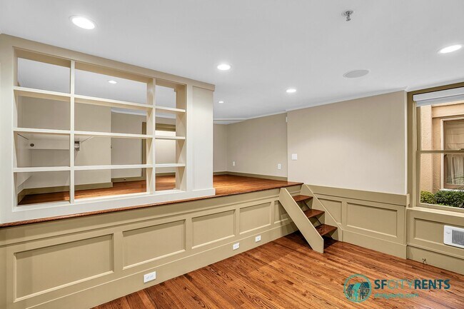 Building Photo - Pacific Heights: Remodeled Bi-Level Condo w/ Private Yard & Garage near Alta Vista Park