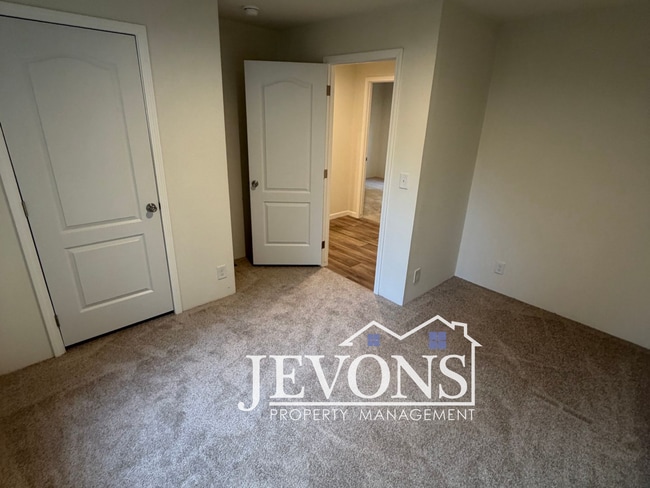 Building Photo - $250 off the first month's rent! Charming Maple Valley Home on a Quiet Residential Street