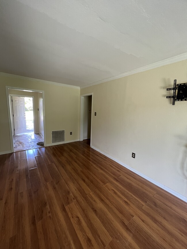 Building Photo - 705 Harold Ln