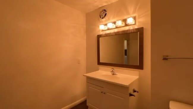 Building Photo - 1539 Pumalo St E