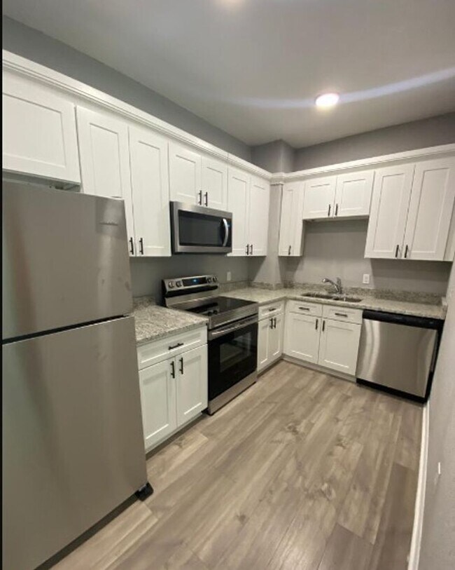 Building Photo - Charming Upstairs 2/1 - Available Now!