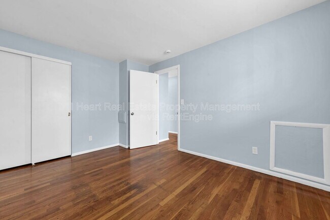 Building Photo - 880 N Meadows Ct