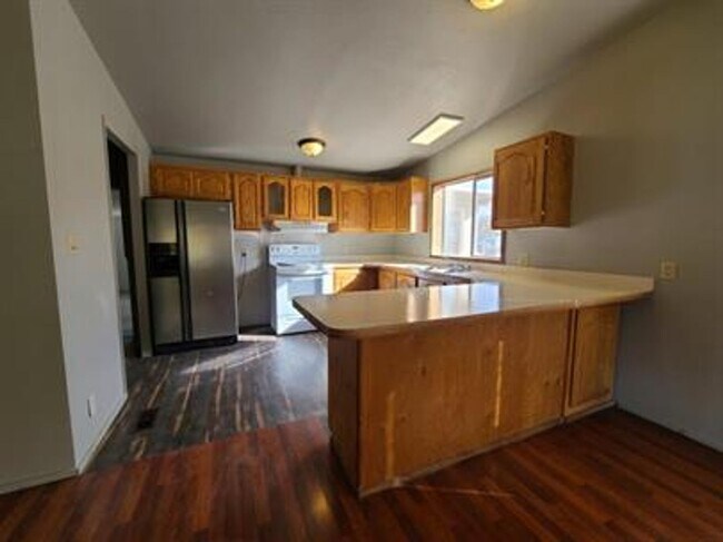 Primary Photo - Whitefish Stage Pet Friendly Three Bedroom!