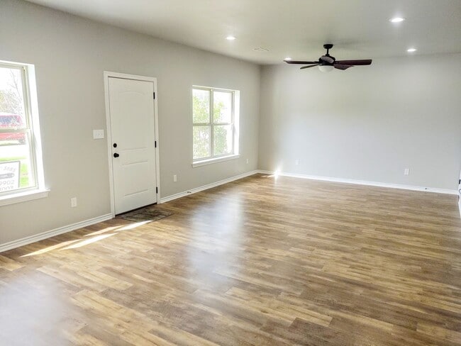 Building Photo - Newly constructed 3/2/1 in Sanger