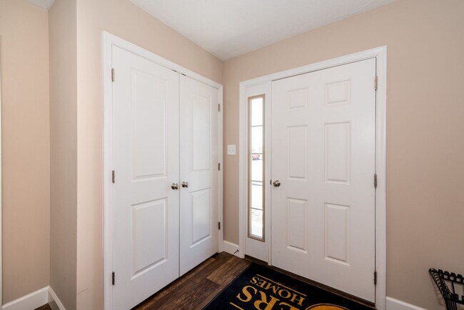 Building Photo - Luxury Townhome with a Garage!