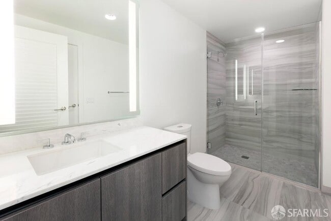 Building Photo - 318 Main St