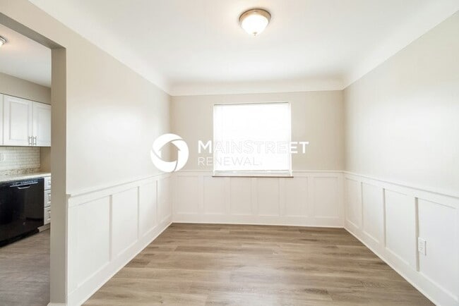 Building Photo - 4 Bedroom Pet-Friendly Home in Cincinnati, OH with Main Street Renewal