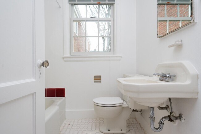 Building Photo - Vintage 2 Bedroom Townhouse