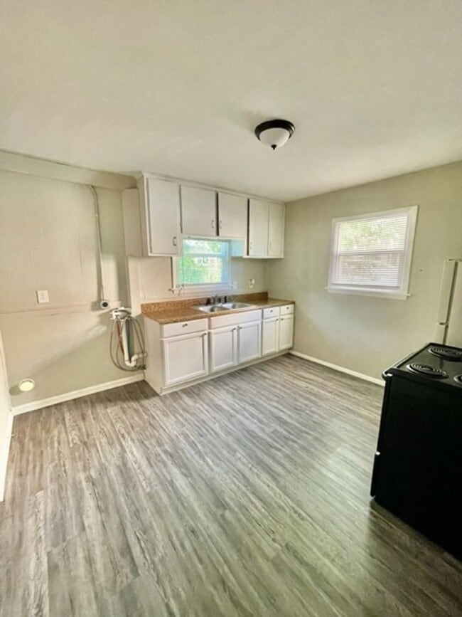 Building Photo - Adorable 3 bedroom 2 bath Ranch style home...